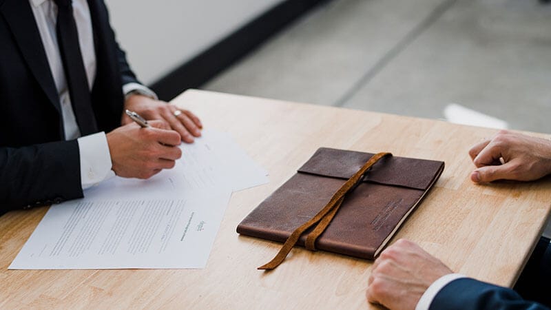 Geschäftsunterlagen und Formulare für die Unternehmensgründung in Ungarn liegen sortiert auf einem Schreibtisch