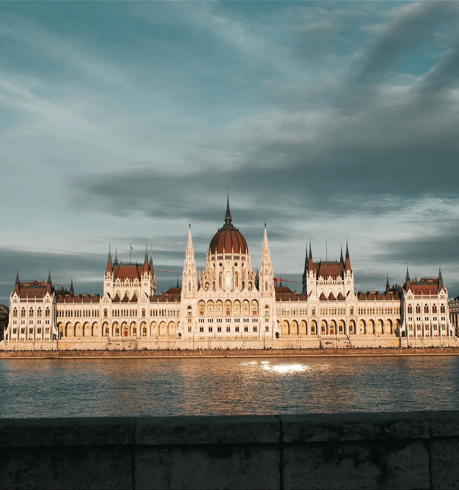 Ungarisches Parlament in Budapest am Donauufer