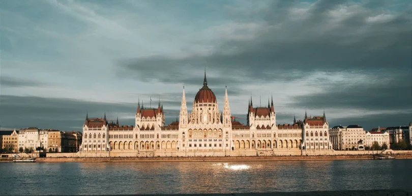 Ungarisches Parlament in Budapest am Donauufer