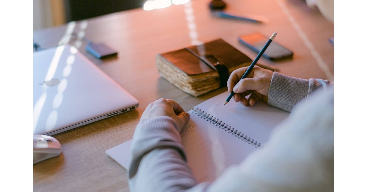 Moderne Bürogebäude in Budapest spiegeln sich im Wasser, symbolisieren wirtschaftliche Möglichkeiten in Ungarn