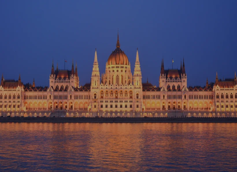 Budapester Parlament – Außenansicht Budapester Parlamentsgebäude in einer Außenansicht