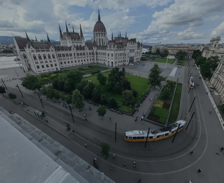 Budapester Parlament am Kossuth Lajos tér aus einer weiteren Perspektive
