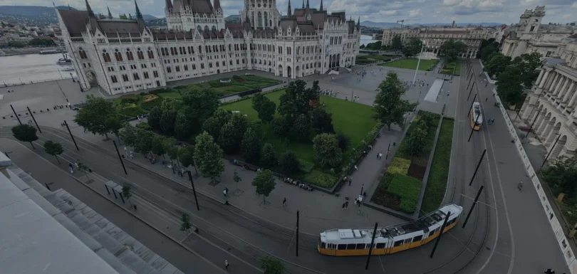Budapester Parlament am Kossuth Lajos tér aus einer weiteren Perspektive