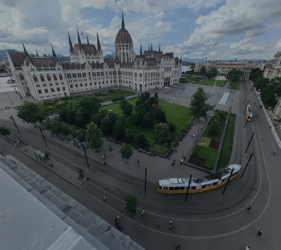 Budapester Parlament am Kossuth Lajos tér aus einer weiteren Perspektive