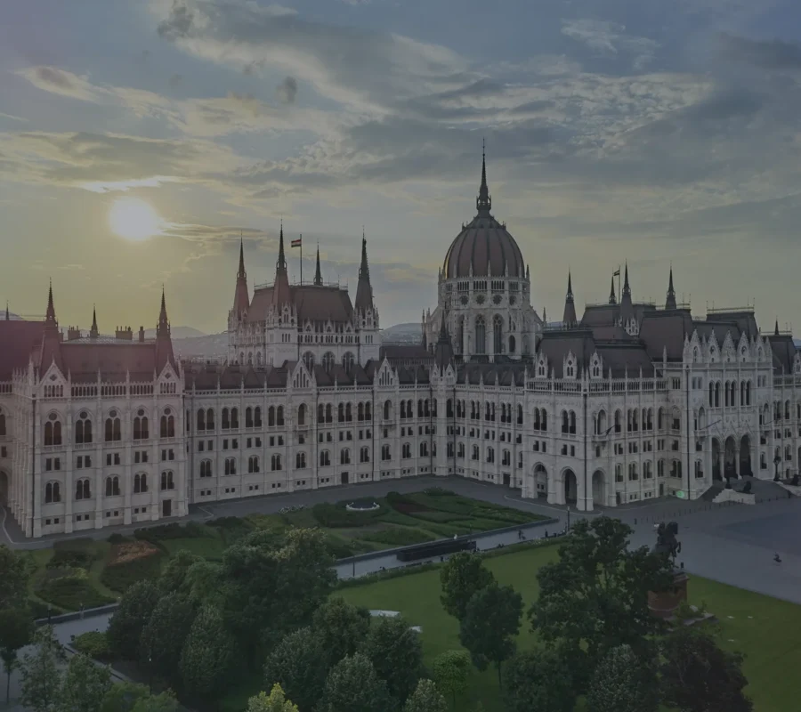 Ungarisches Parlament in der Budapester Stadtansicht