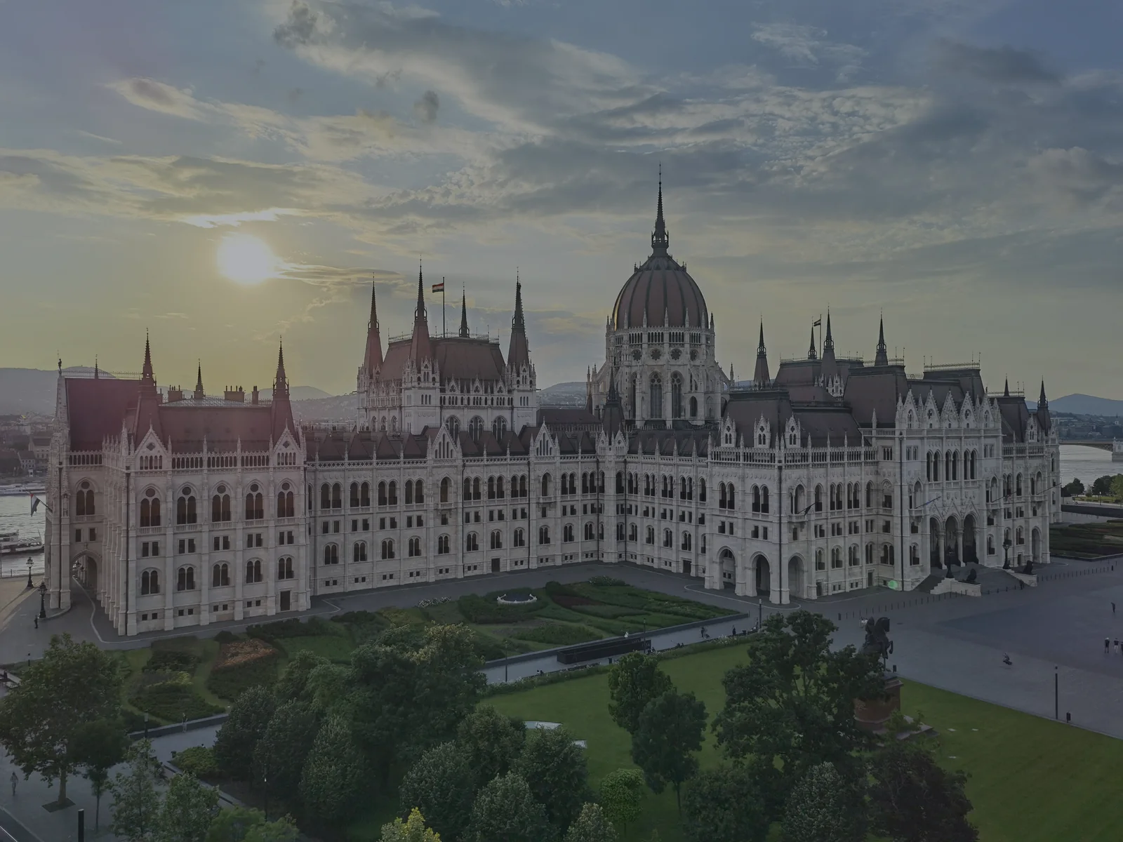 Ungarisches Parlament in der Budapester Stadtansicht
